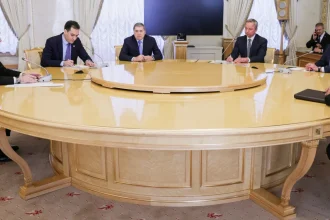 Putin jednal s Trumpovým mužem hodiny. Rusko chce v listopadu obnovit rozhovory