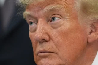 Republikáni hrozia Trumpovi tvrdým úderom pre Rusko