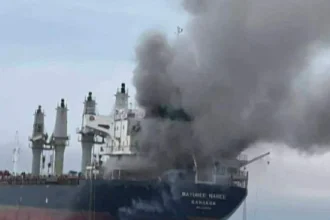 Ropný tanker zachvátil požiar po náraze na mínu, Irán tvrdí, že porušil zákaz