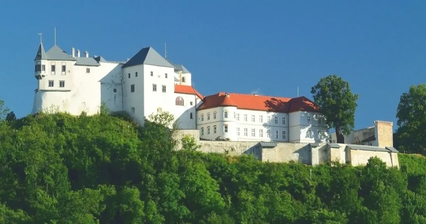 Rozprávkový hrad s luxusnými apartmánmi predávajú železiarne