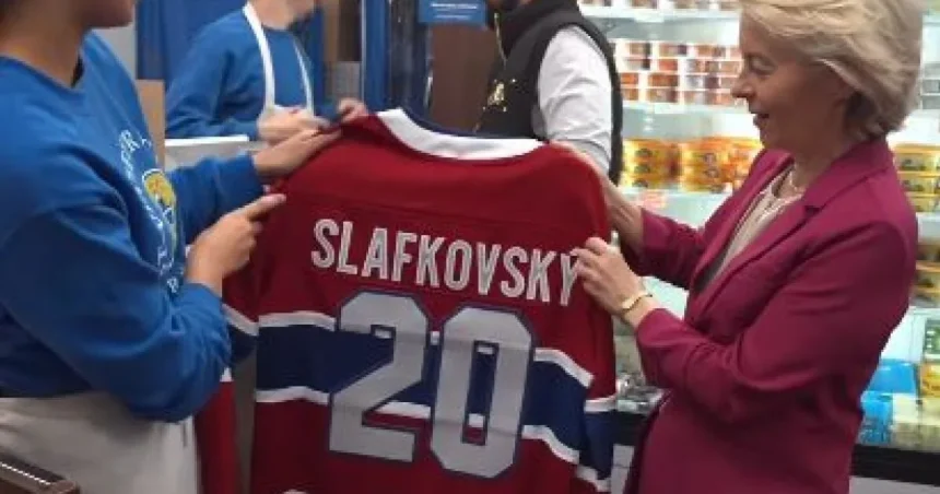 Slafkovský odovzdal netradičný dar von der Leyenovej