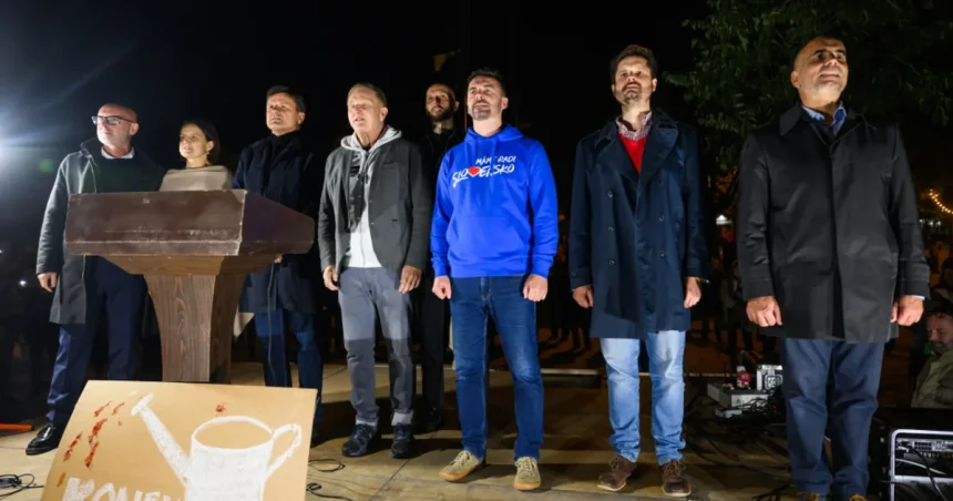 Stovky ľudí zaplnili Námestie SNP na proteste opozície