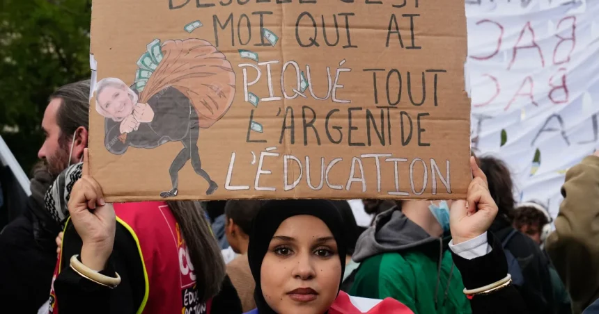 Tisíce mladých vo Francúzsku protestovali pokojne, pred víkendom prichádzajú ďalšie zákazy