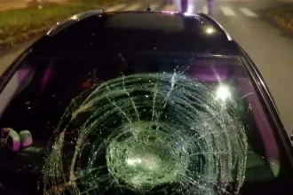 Tragédia na priechode v Brezne: Vodič Audi zrazil 61-ročnú ženu, v nemocnici zomrela