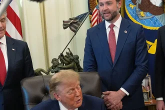Trump nepodporil Vancea ako nástupcu, ten sčervenal