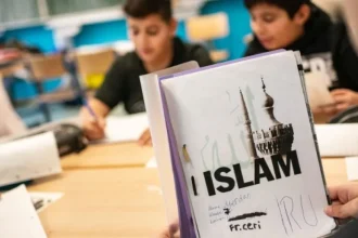 Učiteľ chcel pomôcť žiakovi pri skúške. Ten mu zlomil nos, jeho reakcia šokovala
