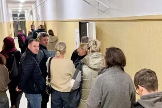 V Bratislave sa večer tvorili obrovské rady, voliť sa môže aj po 20.00 h