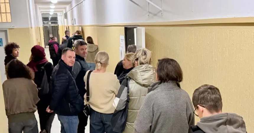 V Bratislave sa večer tvorili obrovské rady, voliť sa môže aj po 20.00 h