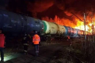 V noci otriasli ruskou železnicou výbuchy, cisterny skončili v plameňoch
