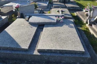 Vandali opäť vyčíňali na cintoríne vo Vrútkach, poškodili 40 hrobov