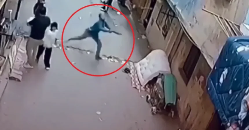 VIDEO: Dievča viselo z 12. poschodia. Susedia ho pol hodiny podopierali stoličkou z okien