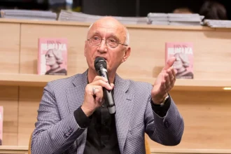 Vydavateľ stopol distribúciu Banášovej knihy s Lasicom, priznal, čo pri vydaní nevedel